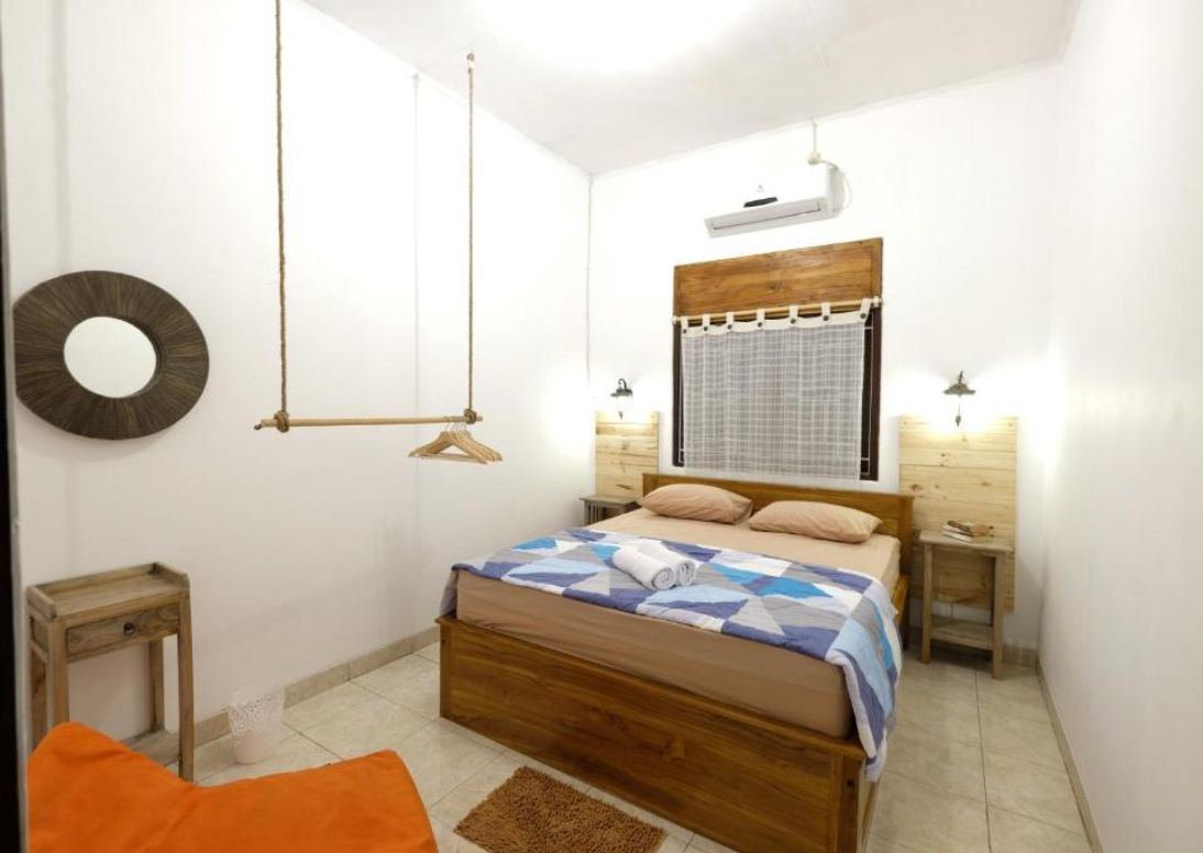 Queen Room Bali with wooden bed, AC and bedside lamps
