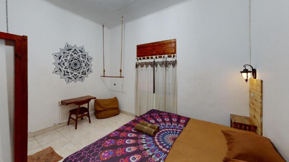 King Room Java with mandala quilt, wall lamps and desk